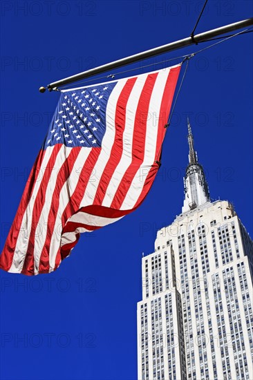 Empire State Building and American Flag, New York City. Date : 2007