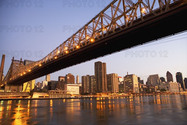 New York City skyline and bridge at night. Date : 2007