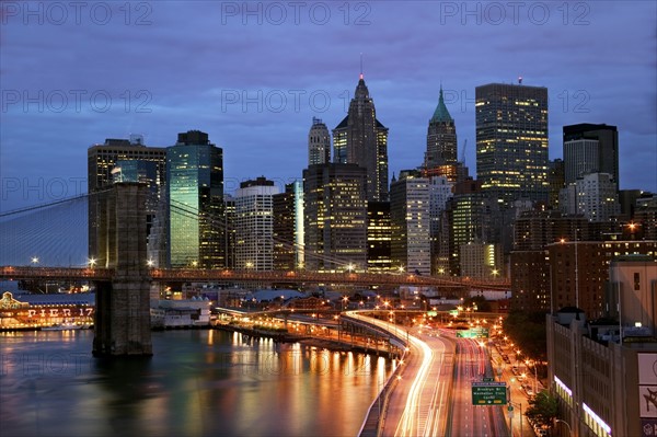 New York City skyline and Brooklyn Bridge at night. Date : 2007