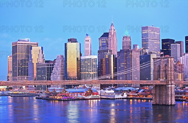 New York City skyline and Brooklyn bridge at dusk. Date : 2007