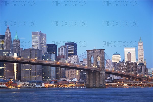 New York City skyline and Brooklyn Bridge at dusk. Date : 2007