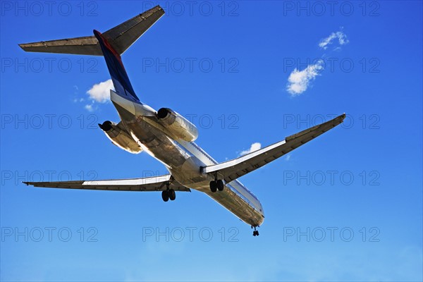 Low angle view of airplane in flight. Date : 2007