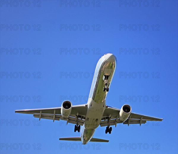 Low angle view of airplane in flight. Date : 2007