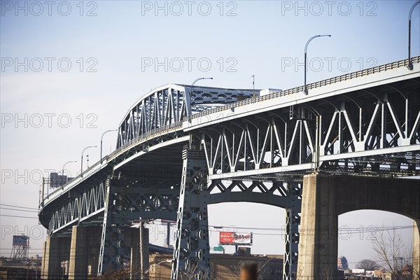 Elevated urban roadway. Date : 2007