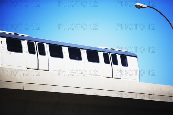 Elevated train. Date : 2007