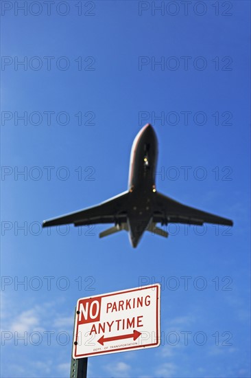 Low angle view of airplane in flight. Date : 2007