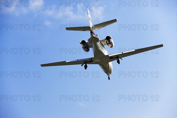 Low angle view of airplane in flight. Date : 2007