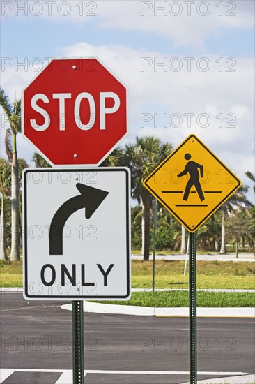 Street signs at intersection. Date : 2007