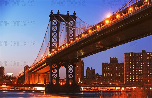 Manhattan bridge at night. Date : 2007