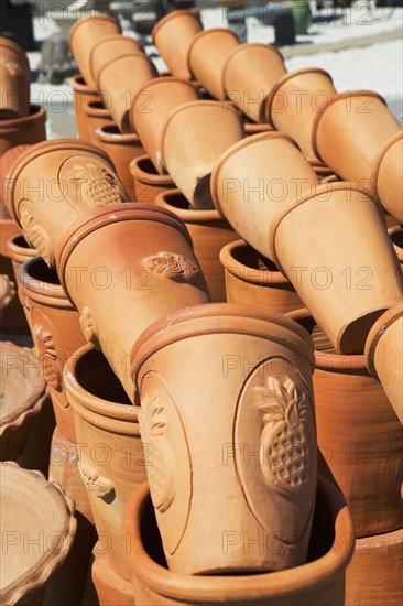 Rows of terra cotta pots. Date : 2007