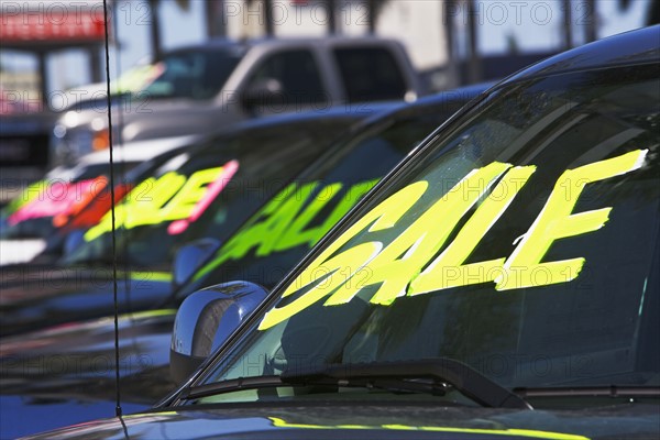 Cars with Sale on windshields. Date : 2007