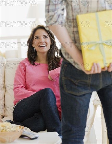 Man surprising girlfriend with gift. Date : 2007
