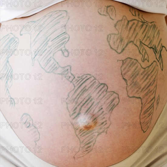 Pregnant woman with map drawn on belly. Date : 2007