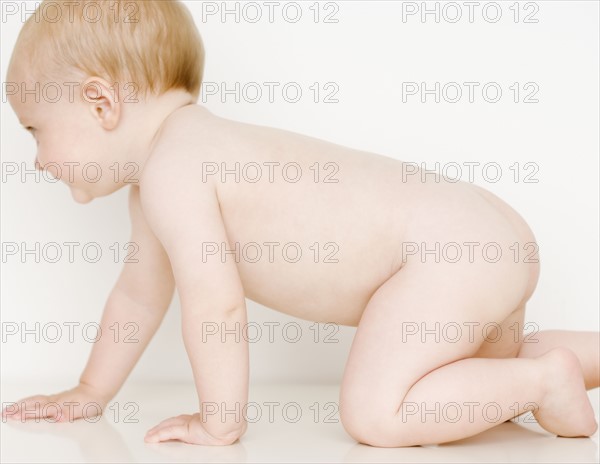 Nude baby crawling. Date : 2007