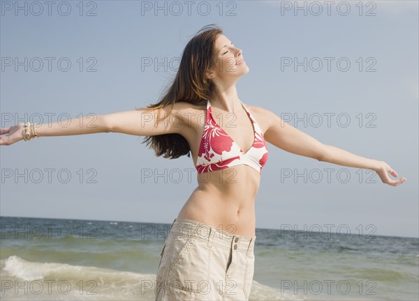 Young woman with arms outstretched. Date : 2007