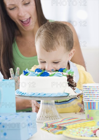 Baby eating birthday cake. Date : 2007