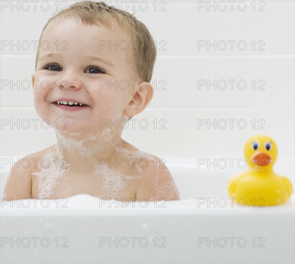 Baby and rubber duck in bath. Date : 2007