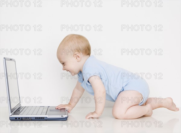 Baby looking at laptop. Date : 2007