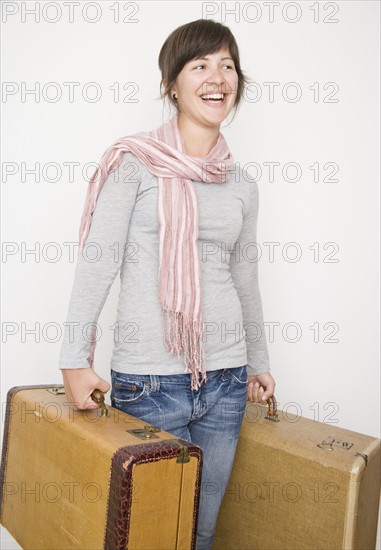 Woman carrying suitcases. Date : 2007