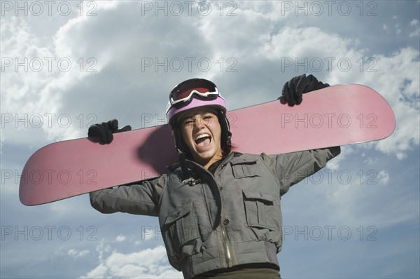 Snowboarder holding board on shoulders. Date : 2007