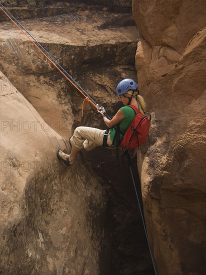Woman canyon rappelling. Date : 2007