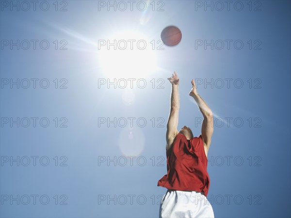 Man shooting basketball. Date : 2007