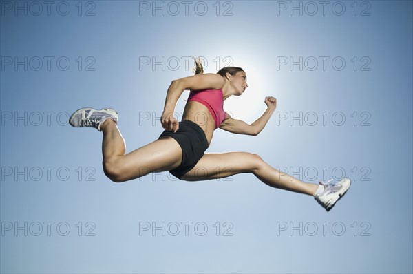 Woman in athletic gear jumping. Date : 2007