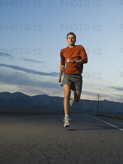 Man in athletic gear running. Date : 2007