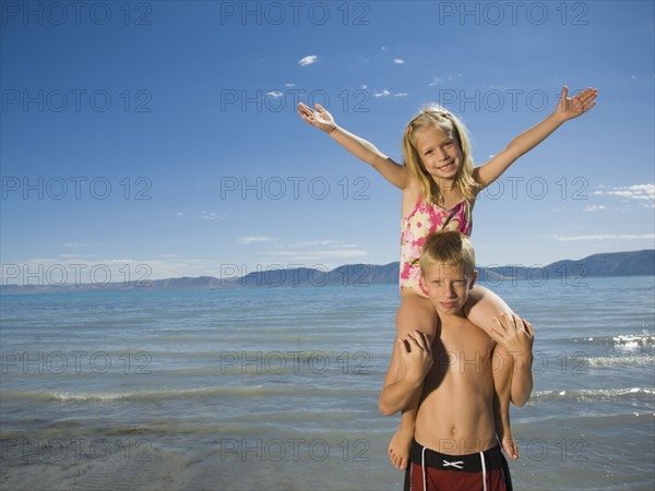 Girl sitting on brother’s shoulders, Utah, United States. Date : 2007