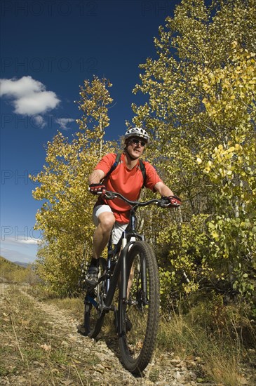 Man riding mountain bike, Utah, United States. Date : 2007