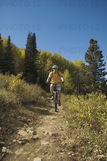 Man riding mountain bike, Utah, United States. Date : 2007