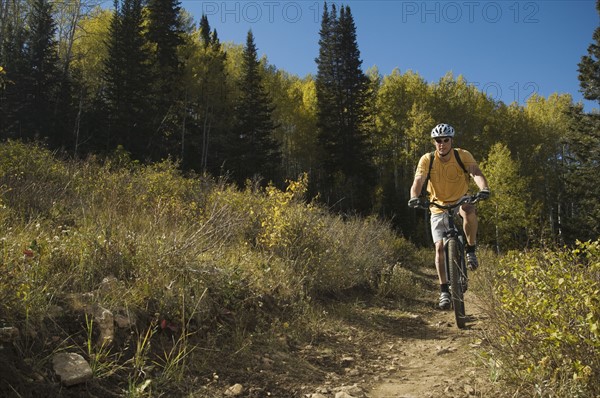 Man riding mountain bike, Utah, United States. Date : 2007