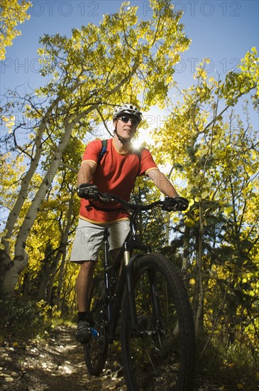 Man riding mountain bike, Utah, United States. Date : 2007