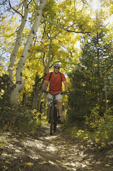 Man riding mountain bike, Utah, United States. Date : 2007