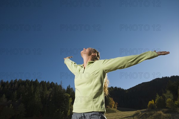 Woman with arms outstretched, Utah, United States. Date : 2007