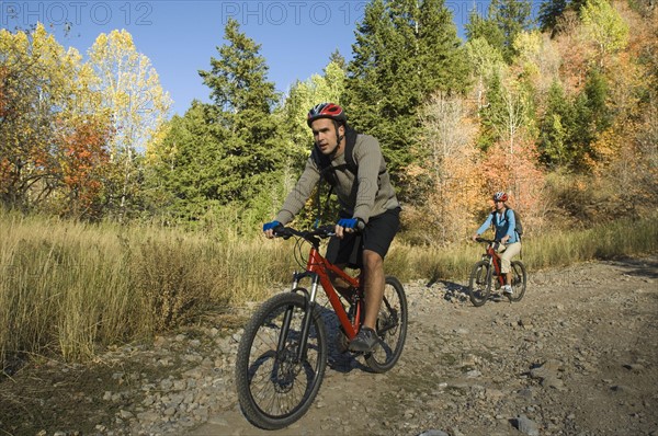 Couple riding mountain bikes, Utah, United States. Date : 2007