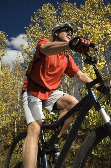 Man riding mountain bike, Utah, United States. Date : 2007