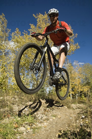 Man riding mountain bike, Utah, United States. Date : 2007