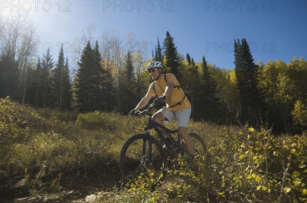 Man riding mountain bike, Utah, United States. Date : 2007