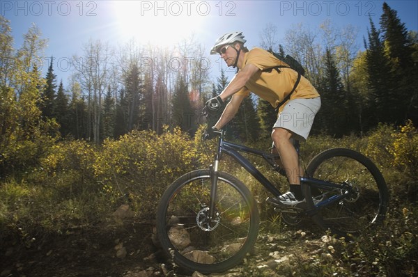 Man riding mountain bike, Utah, United States. Date : 2007