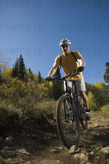 Man riding mountain bike, Utah, United States. Date : 2007