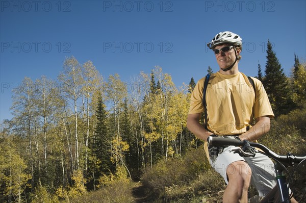 Man sitting on mountain bike, Utah, United States. Date : 2007