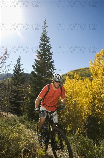 Man riding mountain bike, Utah, United States. Date : 2007