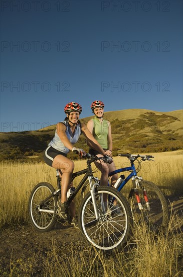 Two women on mountain bikes, Salt Flats, Utah, United States. Date : 2007