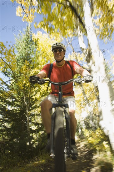 Man riding mountain bike, Utah, United States. Date : 2007