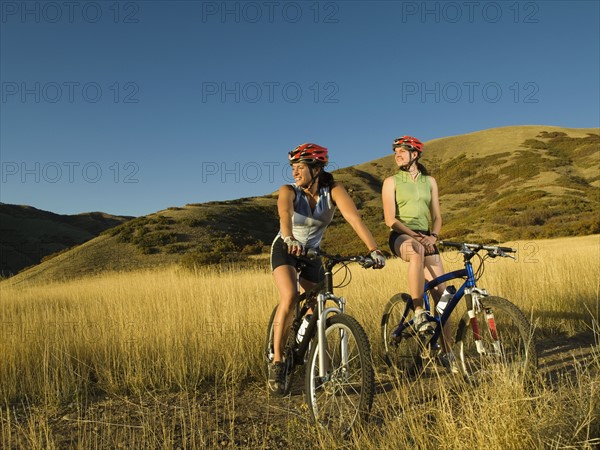 Two women on mountain bikes, Salt Flats, Utah, United States. Date : 2007