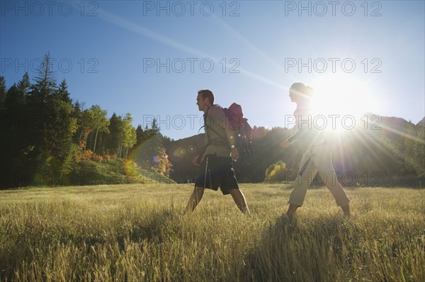 Couple hiking with backpacks, Utah, United States. Date : 2007