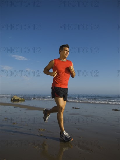 Man jogging on beach. Date : 2007