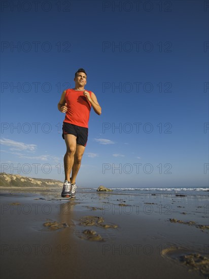 Man jogging on beach. Date : 2007