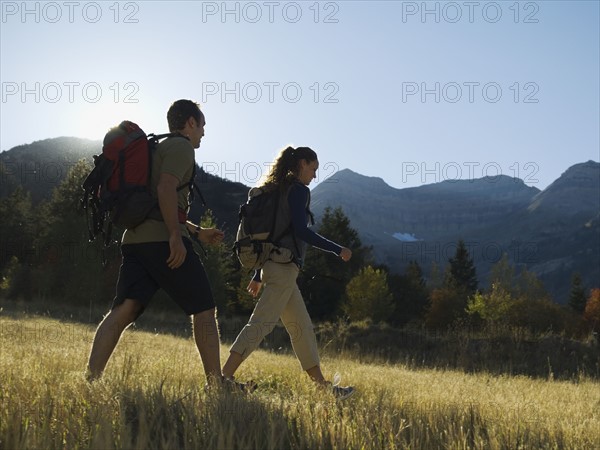 Couple hiking with backpacks, Utah, United States. Date : 2007